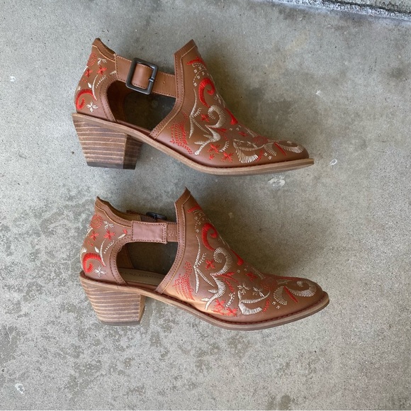 Kelsi Dagger Embroiderd Booties - Picture 2 of 8